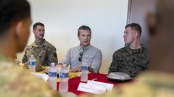El secretario de Defensa, Pete Hegseth, se reúne con personal militar estadounidense en la Base Naval de la Bahía de Guantánamo el 25 de febrero de 2025. El secretario de Defensa, Pete Hegseth, se reúne con personal militar estadounidense en la Base Naval de la Bahía de Guantánamo el 25 de febrero de 2025.