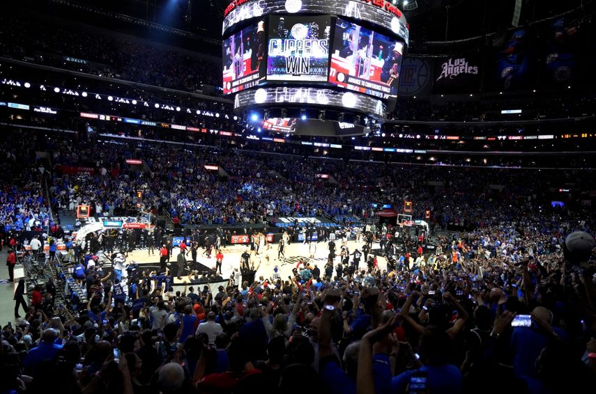 &nbsp;En imagen de archivo del 18 de junio de 2021, los aficionados de los Clippers de, Los Ángeles aplauden en los últimos segundos del triunfo de los Clippers de 131-119 sobre el Jazz de Utah, en el sexto partido de la segunda ronda de los playoffs de la Conferencia Oeste de la NBA