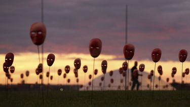 En esta imagen del 23 de mayo de 2017, se pueden ver máscaras que representan a políticos corruptos en un jardín ubicado a las afueras del Congreso Nacional, en Brasilia, Brasil.&nbsp;