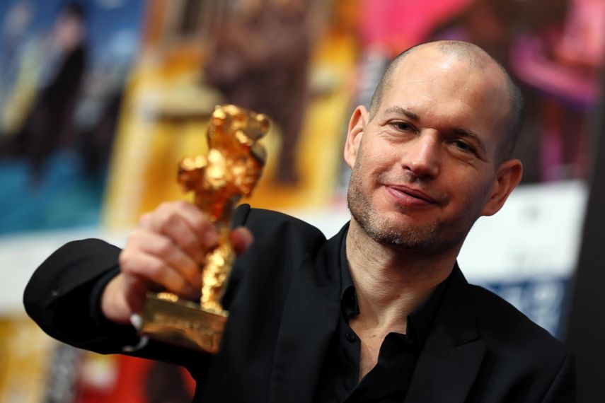 El cineasta israelí Nadav Lapid muestra el Oso de Oro que recibió en la Berlinale de 2019 por su filme Synonimes.&nbsp;