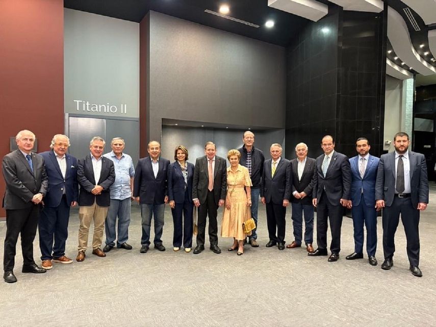 Integrantes del Grupo IDEA junto a Edmundo González Urrutia.