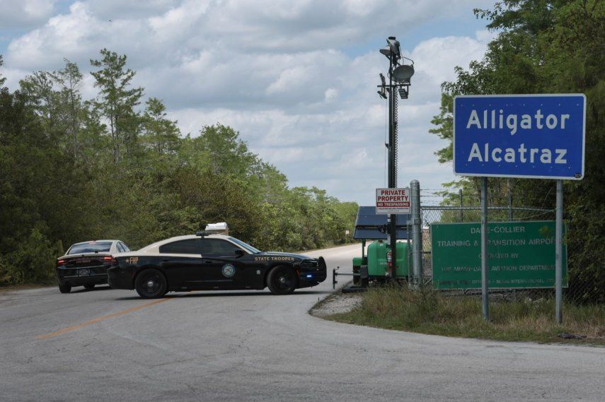 Vehículos de la Patrulla de Carreteras de Florida en la entrada principal del centro de detención de inmigrantes en los Everglades de Florida, conocido como “Alligator Alcatraz, el 22 de abril de 2026, en Miami, Florida.