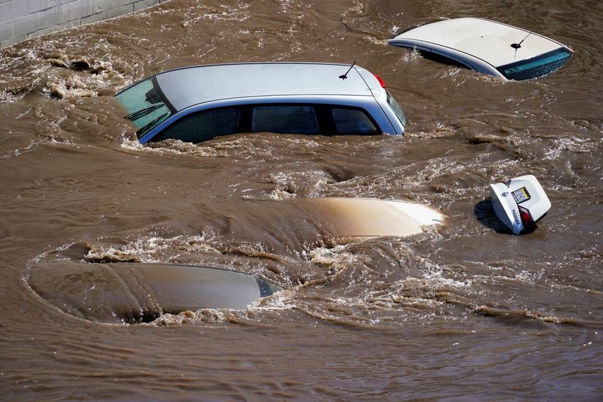 Vehículos sumergidos en las inundaciones ocurridas tras desbordarse el río Schuylkill, el jueves 2 de septiembre de 2021, en el sector Manayunk de Filadelfia.&nbsp;