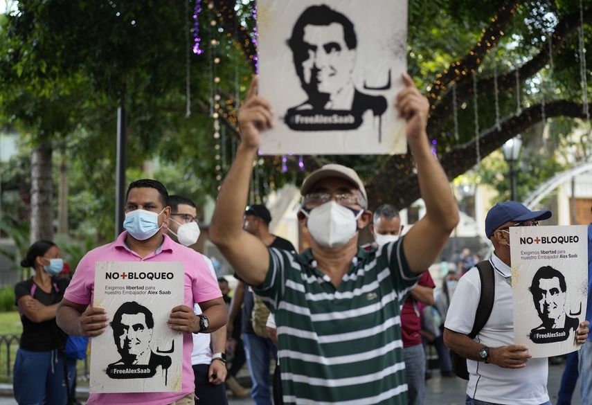 Varias personas sostienen carteles con la imagen del empresario Alex Saab durante una manifestación exigiendo su liberación en Caracas, Venezuela, el domingo 17 de octubre de 2021. Un juez federal de Miami aceptó el lunes 1 de noviembre de 2021 el pedido de Saab y postergó su audiencia judicial.&nbsp;