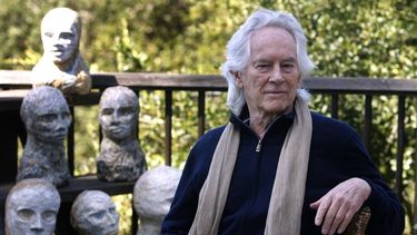 En esta foto de archivo del 16 de septiembre de 2010, el poeta Beat Michael McClure es visto en su terraza con esculturas de su esposa, la artista Amy Evans McClure, en su casa en Oakland, California.&nbsp;