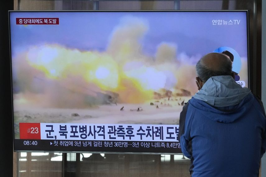 Una pantalla de televisión muestra una imagen de archivo de un ejercicio militar norcoreano durante un noticiero, en la estación de tren de Seúl, en Corea del Sur, el 19 de octubre de 2022.