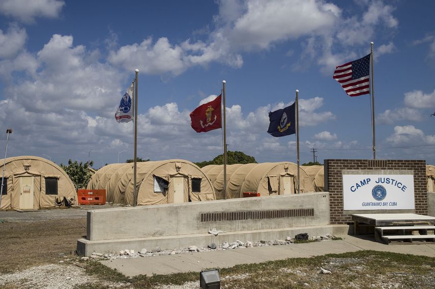 En esta foto revisada por oficiales militares de EEUU, las banderas ondean frente a las tiendas de Camp Justice en la Base Naval de la Bahía de Guantánamo, Cuba, el 18 de abril de 2019.&nbsp;