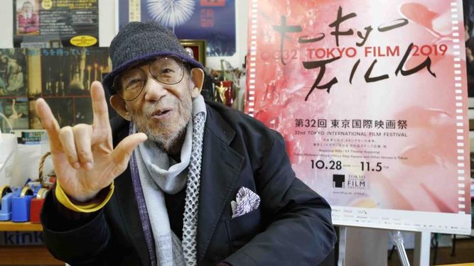 Fotograf&iacute;a de archivo del 11 de octubre de 2019 del director y uno de los cineastas japon&eacute;s Nobuhiko Obayashi haciendo la se&ntilde;al de &ldquo;Te amo&rdquo; para enfatizar que es un mensaje importante en sus pel&iacute;culas, durante una entrevista en su estudio en Tokio.&nbsp;
