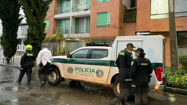 Agentes de policía trabajan en el lugar donde los activistas venezolanos Luis Alejandro Peche y Yendri Velásquez fueron baleados en Bogotá el 13 de octubre de 2025.