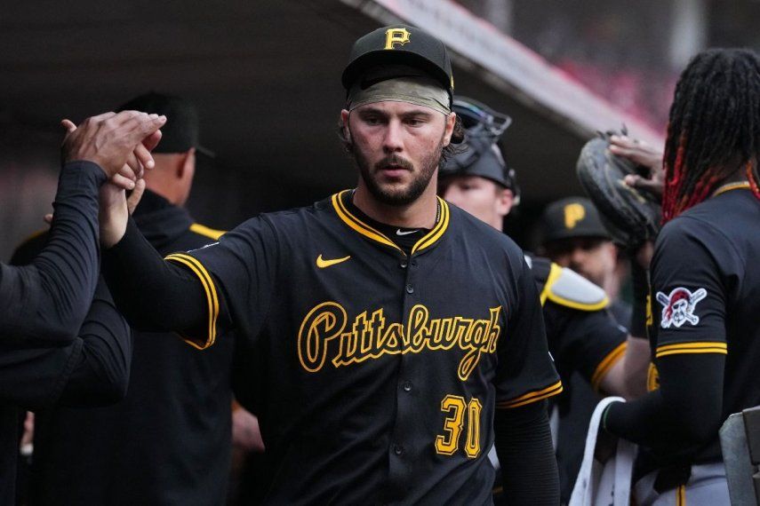 El lanzador Paul Skenes, de los Piratas de Pittsburgh, saluda a sus compañeros antes del inicio de un encuentro, el 24 de septiembre de 2025.