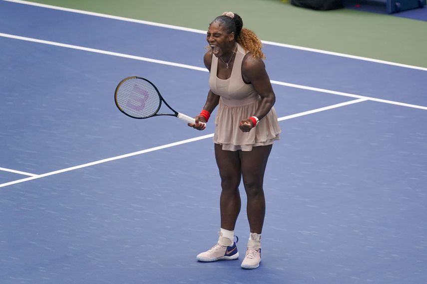 Serena Williams reacciona tras derrotar a Maria Sakkari en los cuartos de final del Abierto de Estados Unidos, el lunes 7 de septiembre de 2020