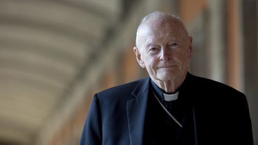 El cardenal estadounidense Theodore Edgar McCarrick fotografiado en Roma el 13 de febrero del 2013. Su correspondencia con numeroso seminaristas es un ejemplo de cómo se maneja un típico depredador sexual, según expertos.&nbsp;