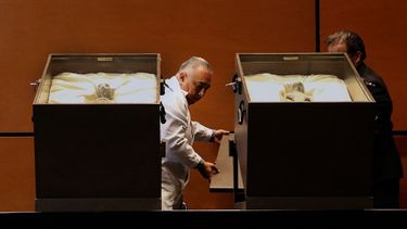 La imagen muestra presuntos cuerpos de dos seres no humanos exhibidos en el Congreso mexicano en Ciudad de México el 12 de septiembre de 2023.
