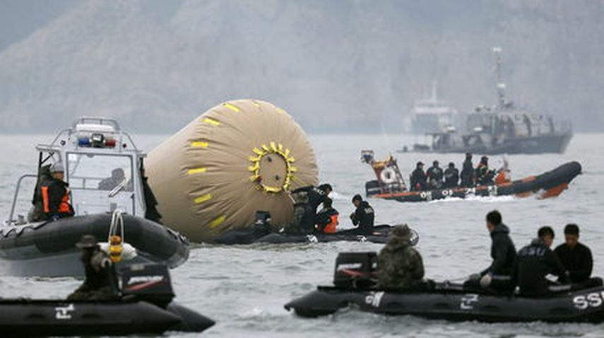 Labores de rescate en el naufragio del buque surcoreano Sewol. Foto: EFE