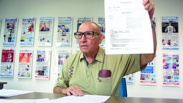 Carlos García guarda un sinfín de fotocopias de los récords del hospital, con los que sustenta su denuncia.