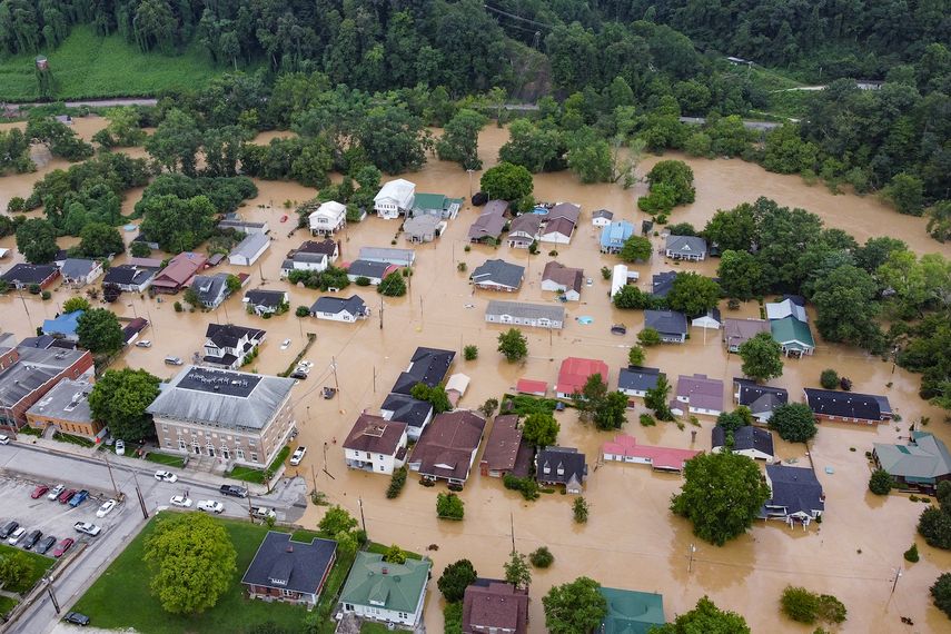Vista aérea de casas sumergidas bajo las aguas de las inundaciones del North Fork del río Kentucky en Jackson, Kentucky, el 28 de julio de 2022.
