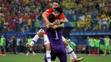 El arquero de Chile Gabriel Arias celebra al ganar en la serie de penaltis durante el partido Colombia-Chile de cuartos de final de la Copa América de Fútbol 2019, en el Estadio Arena Corinthians de São Paulo, Brasil, hoy 28 de junio de 2019