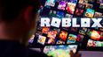 Un niño juega utiliza la plataforma de videojuegos Roblox.