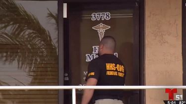 Un agente federal del Departamento de Salud entra a la clínica East Medical, en el este de Hialeah, Florida.