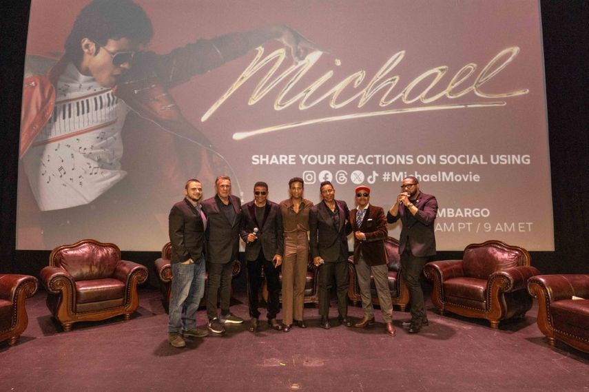 Prince Jackson, Graham King, Jackie Jackson, Jaafar Jackson, Jermaine Jackson, Marlon Jackson y Eddie D. Melton posan en el escenario durante la sesión de preguntas y respuestas tras la proyección especial de Michael el 13 de abril de 2026 en Gary, Indiana.&nbsp;