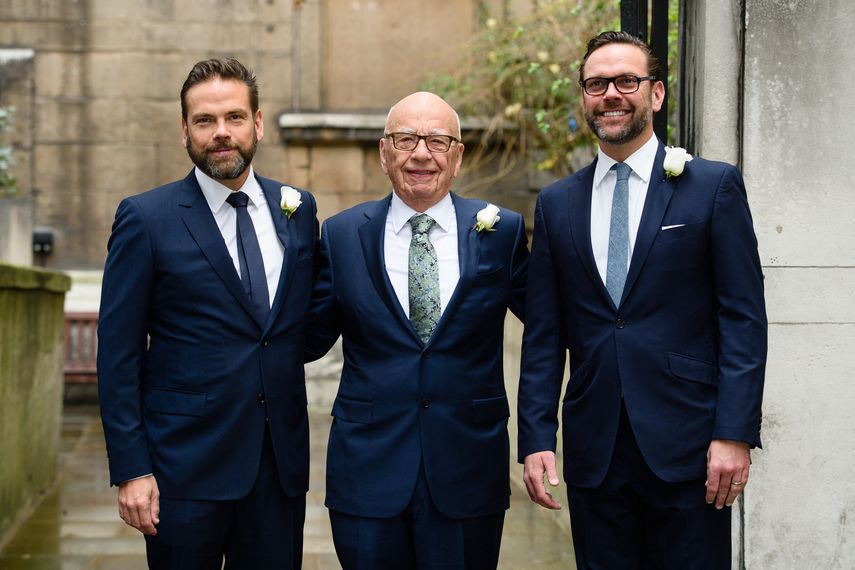 El magnate de los medios de comunicación australiano Rupert Murdoch, flanqueado por sus hijos Lachlan y James, llegan a la iglesia de St Bride en Fleet Street en el centro de Londres el 5 de marzo de 2016.