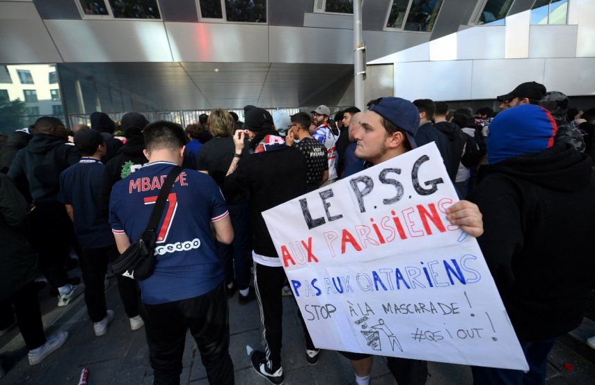 Fanáticos del PSG protestan las últimas presentaciones del equipo con cánticos en contra de Lionel Messi y Neymar