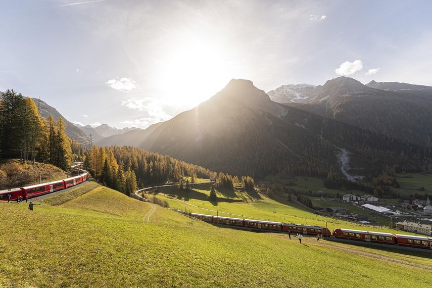 Un tren de la empresa Rhaetian Railway (RHB) marcha y establece un récord mundial para el tren de pasajeros más largo, el sábado 29 de octubre de 2022, en Bergün, Suiza. El tren de 1,91 kilómetros de largo consta de 100 vagones. El antiguo récord mundial de 1,73 kilómetros data de 1991. (Yanik Buerkli/Keystone vía AP)