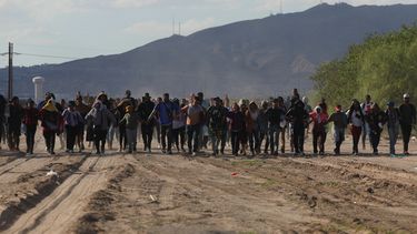 Migrantes se dirigen al Río Grande para cruzarlo y buscar asilo en Estados Unidos