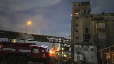 En esta imagen, distribuida por el gobernador regional Oleh Kiper, rescatistas trabajan en el escenario de un ataque con dron en la región de Odesa, en Ucrania, el 2 de agosto de 2023.&nbsp;