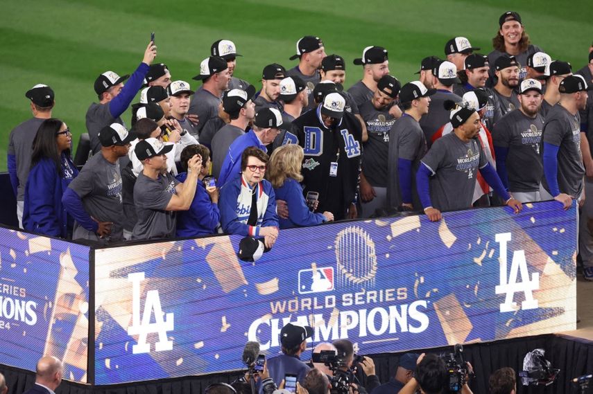 Los Dodgers celebran tras haber conquistado la Serie Mundial ante los Yanquis de Nueva York en cinco juegos