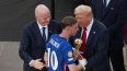 El centrocampista inglés del Chelsea, Cole Palmer (centro), recibe el Balón de Oro de manos del presidente de la FIFA, Gianni Infantino (izq.), y del presidente de los Estados Unidos, Donald Trump (der.), durante la ceremonia de entrega de premios a los campeones de la Copa Mundial de Clubes de la FIFA 2025.