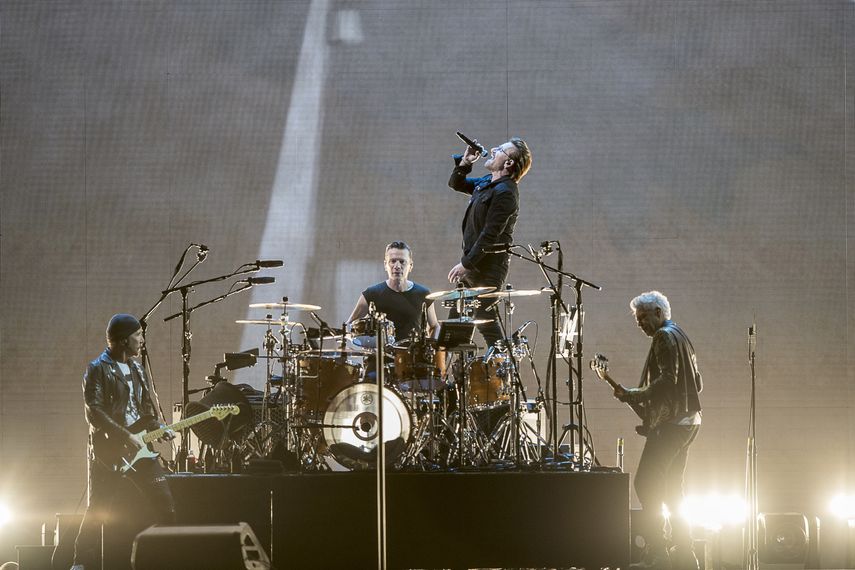 La banda irlandesa&nbsp;U2&nbsp;se presenta durante un concierto.