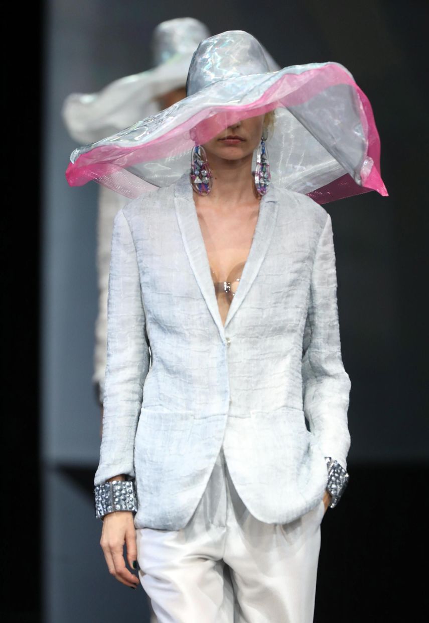 Los grandes sombreros o pamelas agregaron elegancia a la colección.