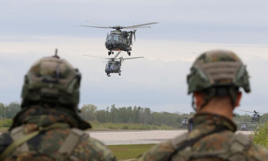 Los soldados observan helicópteros de la Fuerza Aérea Alemana despegando en el aeródromo de Pajuostis en Panevezys, Lituania, el 6 de mayo de 2025, durante los ejercicios militares Griffin Lightning 2025.