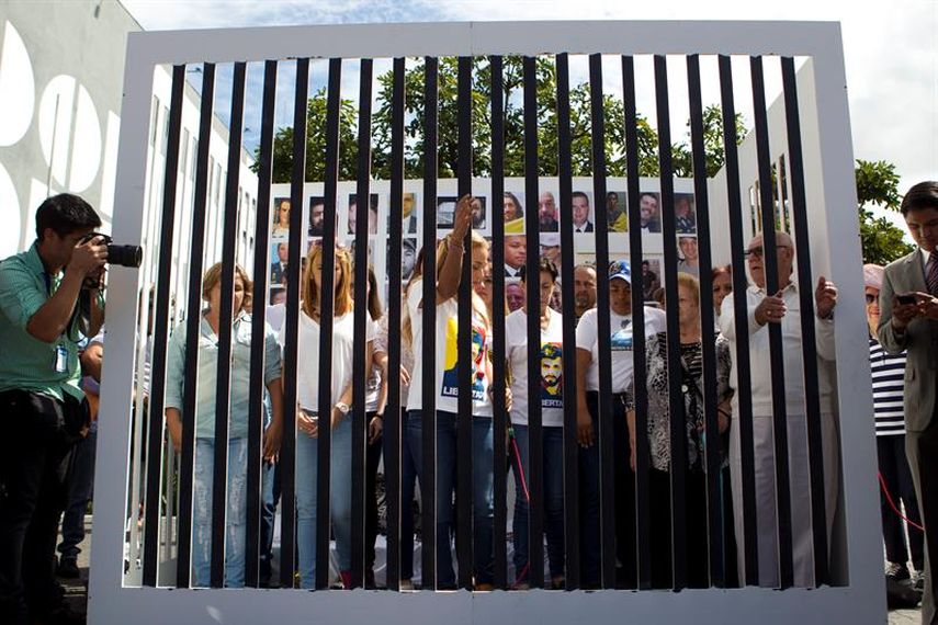 Lilian Tintori junto a familiares de presos políticos exige la liberación de todos los presos políticos en Venezuela.(EFE)