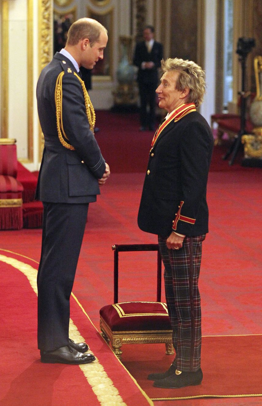 El cantante británico&nbsp;Rod&nbsp;Stewart es nombrado caballero por el príncipe Guillermo de Inglaterra, duque de Cambridge, en el Palacio Buckingham en Londres.