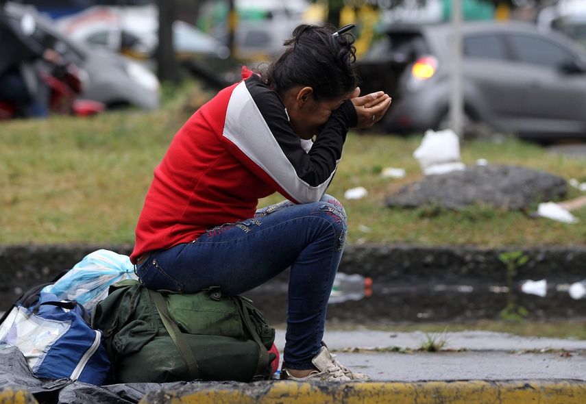 La ansiedad y la angustia se apodera de cientos de venezolanos que pernoctan en un lote aledaño a la terminal de transportes de Cali, Colombia, donde la Alcaldía lleva a cabo una caracterización para ayudar a los que desean seguir hacia Ecuador y Perú y acoger a quienes se quedan en esa ciudad.