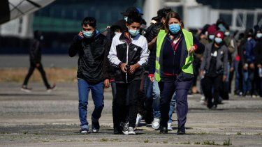 Menores guatemaltecos no acompañados que fueron deportados desde México desembarcan de un avión en el aeropuerto internacional de La Aurora, en Ciudad de Guatemala, el martes 7 de febrero de 2023
