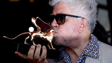 En esta imagen de archivo, tomada el 29 de agosto de 2019, el director  de cine español Pedro Almodóvar besa el León de Oro a su carrera en la  76ta edición del Festival de Cine de Venecia, Italia.&nbsp;