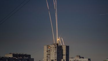 Proyectiles rusos, lanzados contra territorio ucraniano desde la región de Belgorod, en Rusia, vistos al amanecer en Járkiv, Ucrania, el 9 de septiembre de 2022.&nbsp;