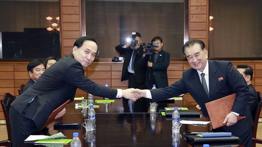 Foto de archivo de los principales negociadores de Corea del Sur y del Norte mientras se dan la mano tras intercambiar una carta de acuerdo sobre los detalles de una próxima cumbre intercoreana, este 23 de abril de 2018, en el pueblo de tregua de Panmunjom, Corea del Sur.&nbsp;