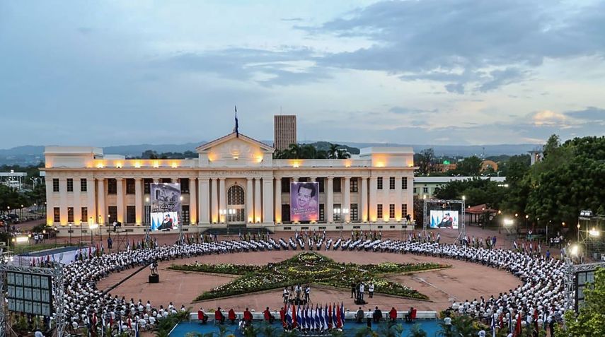 El dictador Daniel Ortega, y su esposa, la vicepresidenta Rosario Murillo, festejaron el aniversario de la Revoluci&oacute;n Sandinista en torno a una misteriosa estrella gigante, generando sospechas de superstici&oacute;n y pr&aacute;cticas ocultistas.