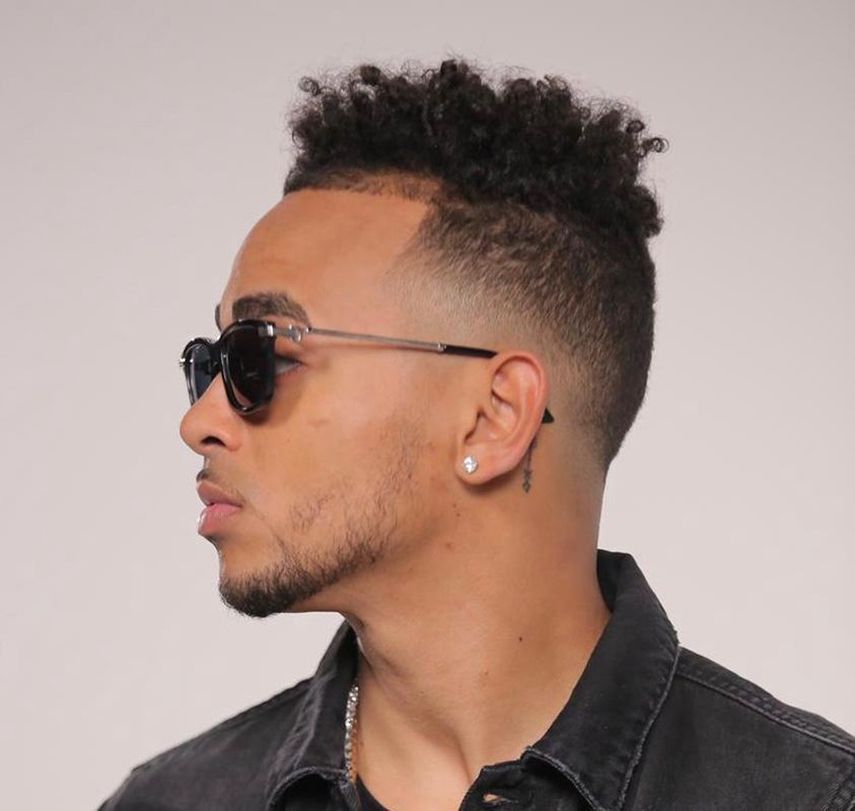 En esta canci&oacute;n, escrita por Ozuna y producida por Hi Music y Mally Mall, se fusionan con naturalidad y sudor ritmos alternativos, reggaet&oacute;n y pop tropical.