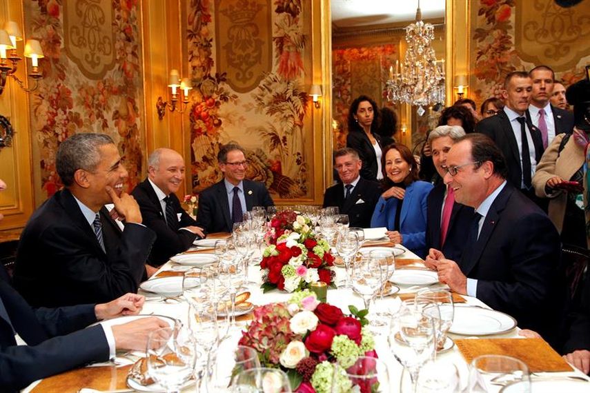 El presidente francés, François Hollande (dcha), conversa con su homólogo estadounidense Barack Obama (izda), durante una cena de trabajo celebrada en un restaurante de París, Francia, el 30 de noviembre del 2015. (EFE)