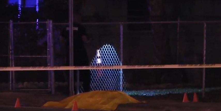 El hombre fue declarado muerto en la escena.&nbsp;Su cuerpo estaba cubierto por una lona amarilla en una acera.