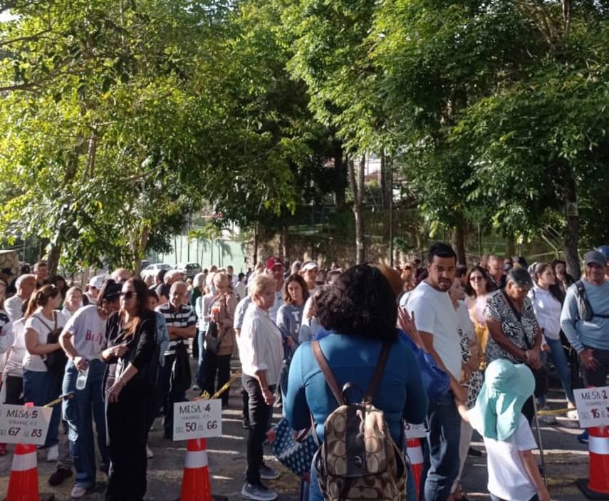 Centros de votación con largas colas para votar en elecciones de Venezuela.
