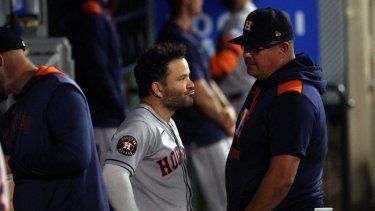 El entrenador de banca Omar López # 22 en el dugout, fue eliminado por el entrenador de banca Omar López # 22 en el dugout durante la cuarta entrada contra los Angelinos de Los Ángeles después de que fueron eliminados de la contienda por los playoffs en el Angel Stadium de Anaheim el 27 de septiembre de 2025 en Anaheim, California.&nbsp;