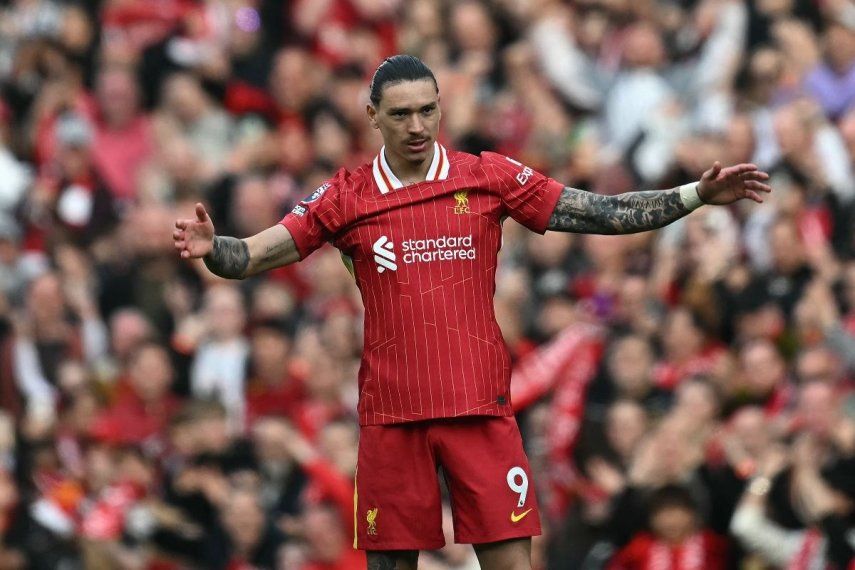 El uruguayo Darwin Núñez celebra luego de anotar un gol en un partido contra el Southampton, el 8 de marzo de 2025.
