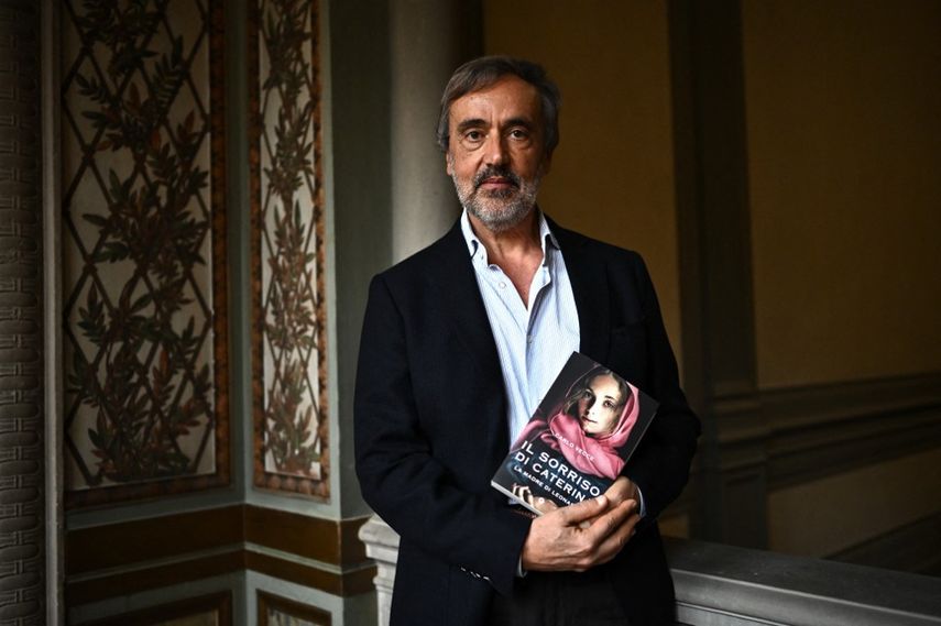 El escritor italiano Carlo Vecce sostiene una copia de su libro Il Sorriso di Caterina Madre di Leonardo o La sonrisa de Catalina - La madre de Leonardo da Vinci, en Villa La Loggia en Florencia, el 14 de marzo de 2023.