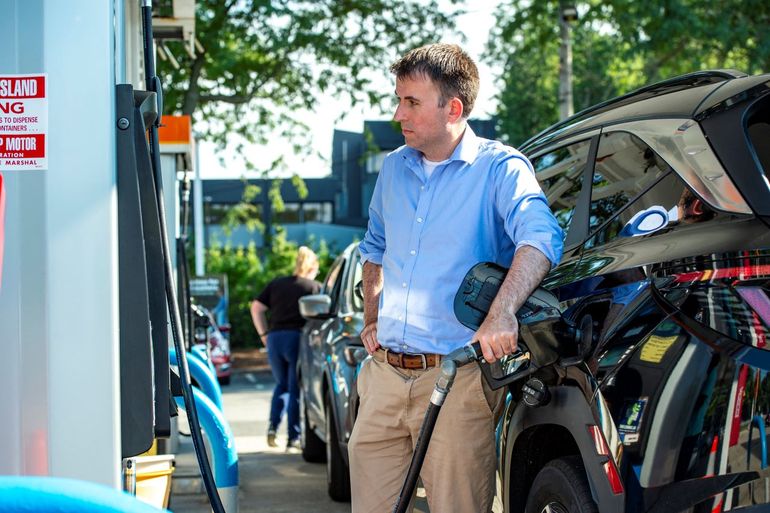 Conductor abastece de gasolina su auto en Lynnfield, Massachusetts, el 19 de julio de 2022. Los precios de la gasolina se han disparado en EEUU. 